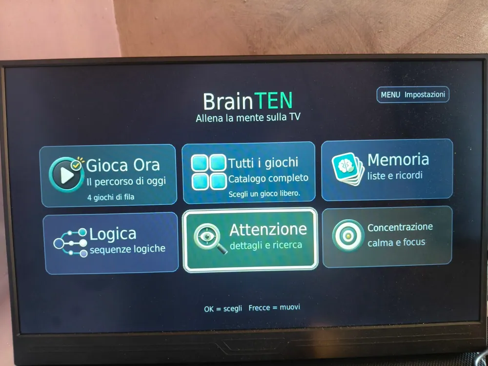 Il menu di BrainTen mostrato su una televisione reale in salotto